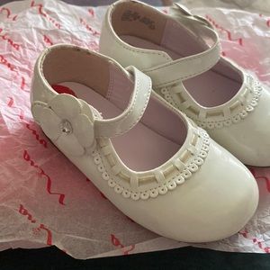 Girls Dressy Nina Shoes Eggshell Color size 6M. Like New, Never Worn Outside.